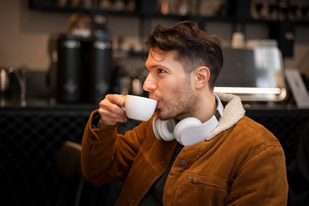 Is it safe to drink coffee after tooth extraction? (Image via Freepik)
